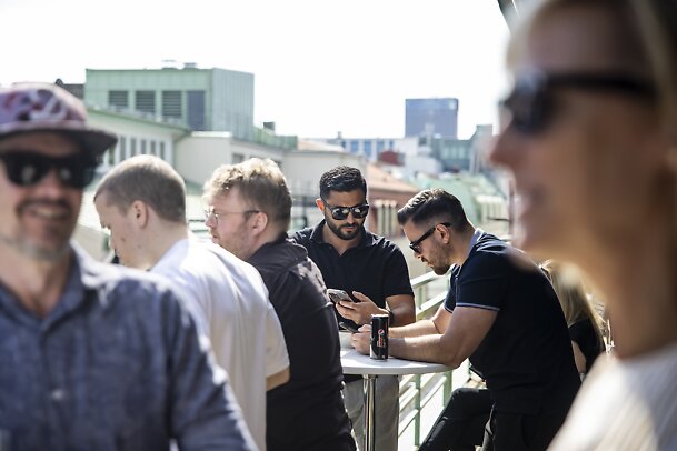 Grillfest på Webbhuset, medarbetarna sitter på balkongen och njuter av solen på kontoret i centrala Göteborg.